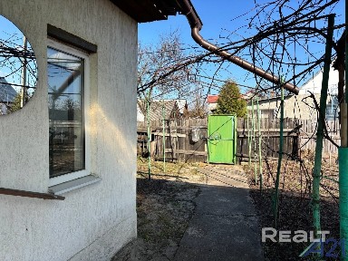 Продается деревянный, обложенный кирпичом, жилой дом в г. Калиновичи ул. Московская.