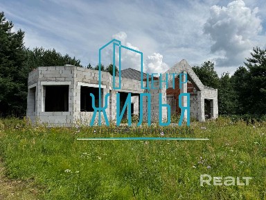 Незавершенное строение на берегу озера