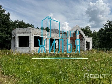 Незавершенное строение на берегу озера