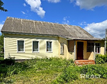 Продается уютный дом в городе с очень просторным участком.