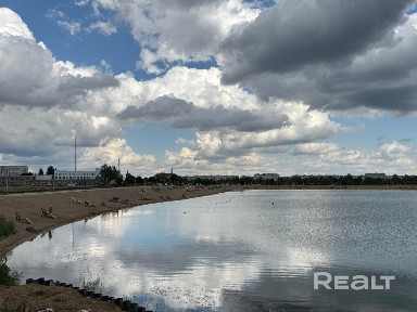 Кирпичный дом на живописном берегу Святого озера