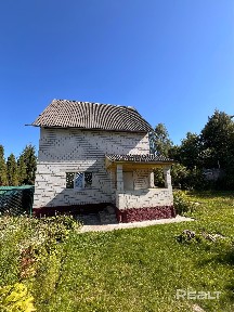 Рядом река Сож, ж/д остановка, березовая роща.