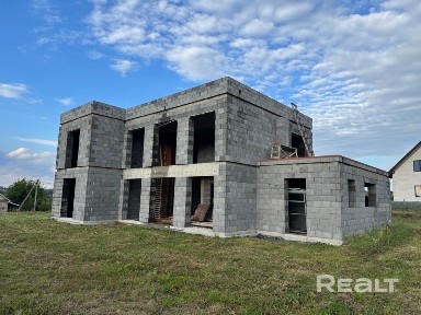 Продается участок в д. Самохваловичи с недостроенным домом и гаражом.