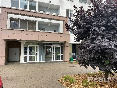 3-комн. у метро Грушевка. Классика: гостиная 25 м² + 2 приватные спальни. Паркинг, ремонт, мебель.