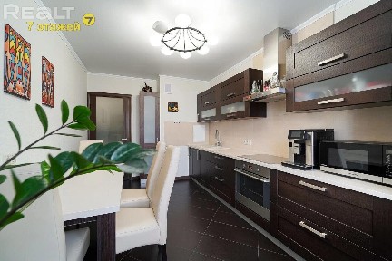 3к кв-ра, ул. Яна Чечота, д. 5, м. Малиновка 2 минуты от дома.