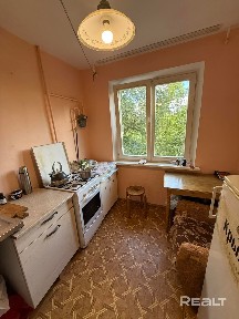 Продаётся просторная двухкомнатная квартира в Октябрьском районе по улице Ландера, 52.