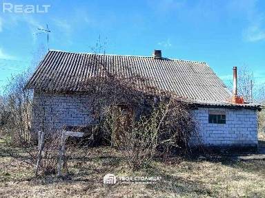 Прочный бревенчатый дом, обложенный кирпичом, в д. Верейцы