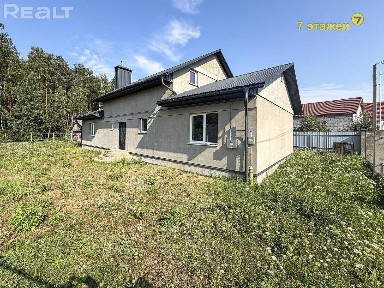 Просторный 2-этажный дом (335 м²) у леса рядом с озером.