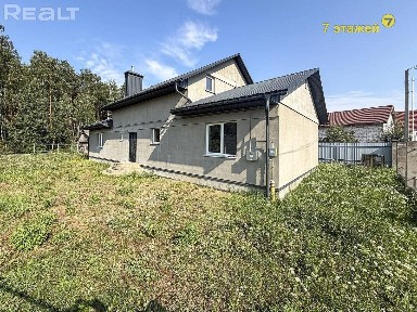 Просторный 2-этажный дом (335 м²) у леса рядом с озером.