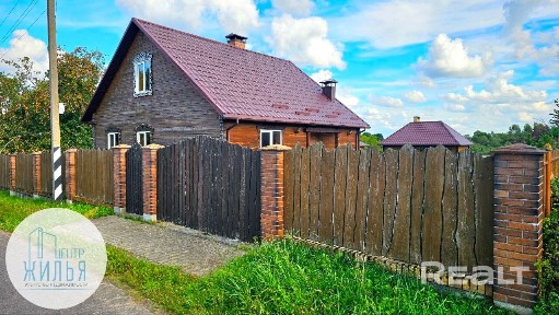 Дом у озера с баней и беседкой