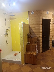 Загородный дом с србственным прудом