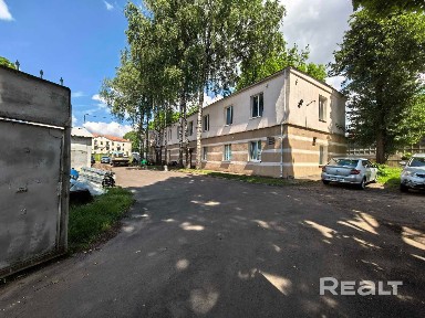 Отдельно стоящее здание с участком