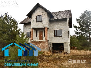 Коробка дома на участке с выходом в лес