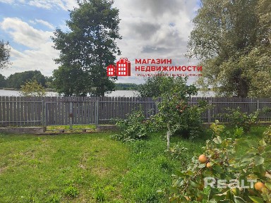Дом на берегу озера Рыбница в Озёрах