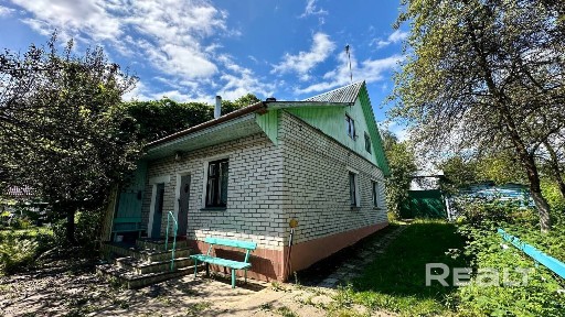 В продаже просторный светлый кирпичный дом в центре города Мядель.