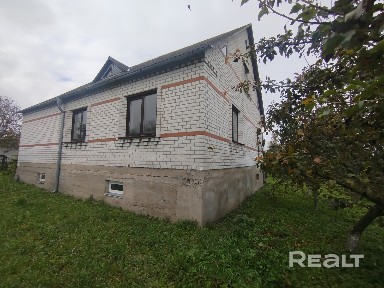 Большой кирпичный дом в г. п. Радунь, в 25 км. от Лиды