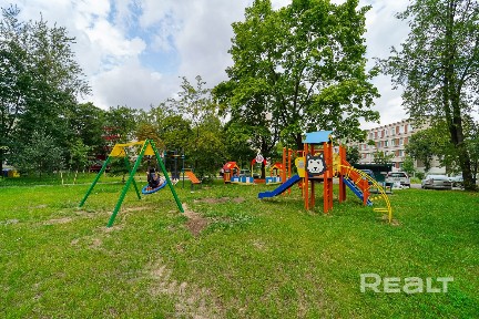 Из окна виднеется водоем. Чистая продажа.