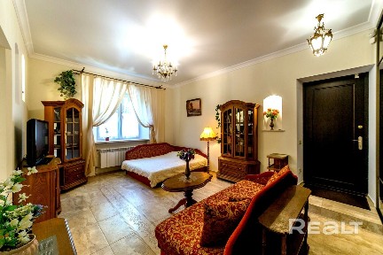 Коллекционная сталинка у метро Московская