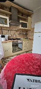 В тихом спокойном районе продается большая двухкомнатная квартира.