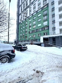 Просторная трехкомнатная квартира расположена в комфортном районе по адресу ул. Скрыганова, 4а.