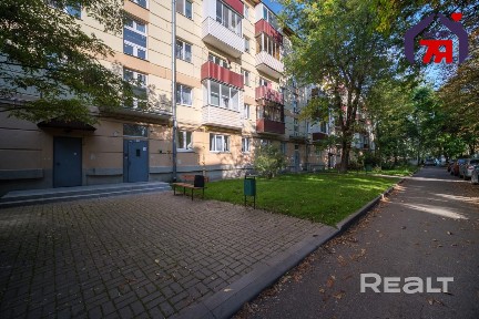Продается 2-комнатная квартира в зеленом районе Минска недалеко от метро!