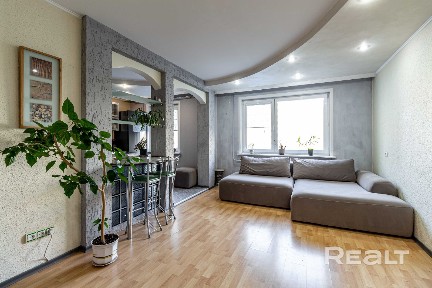 Отличная планировка: просторные комнаты и 9-ти метровая кухня.