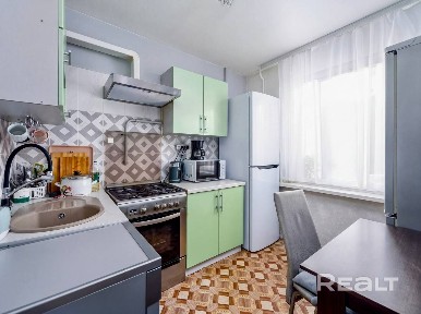 В продаже четырехкомнатная квартира с хорошим ремонтом.