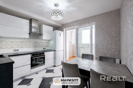 Трехкомнатная квартира с ремонтом и мебелью в Лебяжьем
