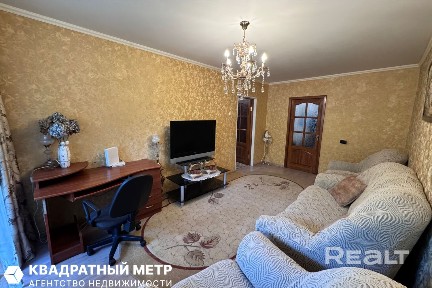 Купить трехкомнатную квартиру (4 мин. пешком до метро ).