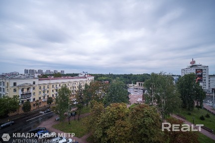 Продается 1-комнатная квартира в видовом кирпичном доме по ул. Калинина, 1.