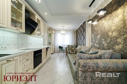Продается трехкомнатная квартира в Лошице с хорошим ремонтом