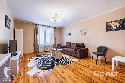 Сталинка в центре. Тишина, статус и парковка для всей семьи.