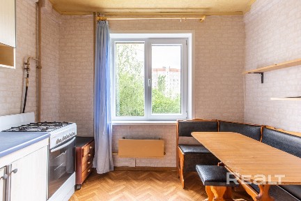 Светлая квартира с большой кухней в тихом районе! Чистая продажа.