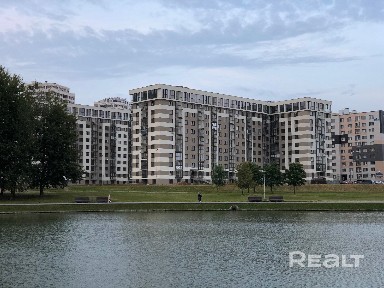 Солнечная студия с дизайнерским ремонтом и живописным видом на парк и реку