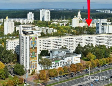 Иностранным студентам возле метро 