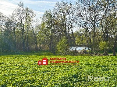 Незавершённое законсервированное строение на берегу озера Рыбница в Озёрах