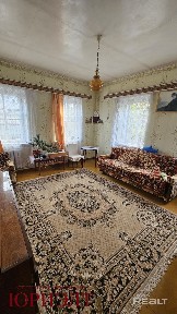 Кирпичный жилой дом в черте города