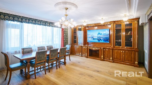 4х комнатная квартира 161 м2. В самом центре Минска, с огороженной территорией.