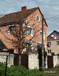 Уютный двухэтажный дом с баней и участком у леса.