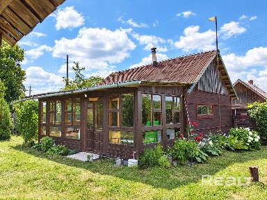 Дом в Деражне - с верандой, цветущим участком и готовой зоной отдыха