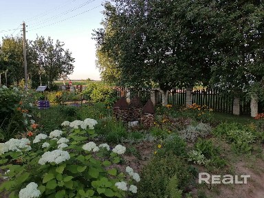 Продается четырехкомнатная квартира с земельным участком площадью 12 соток.